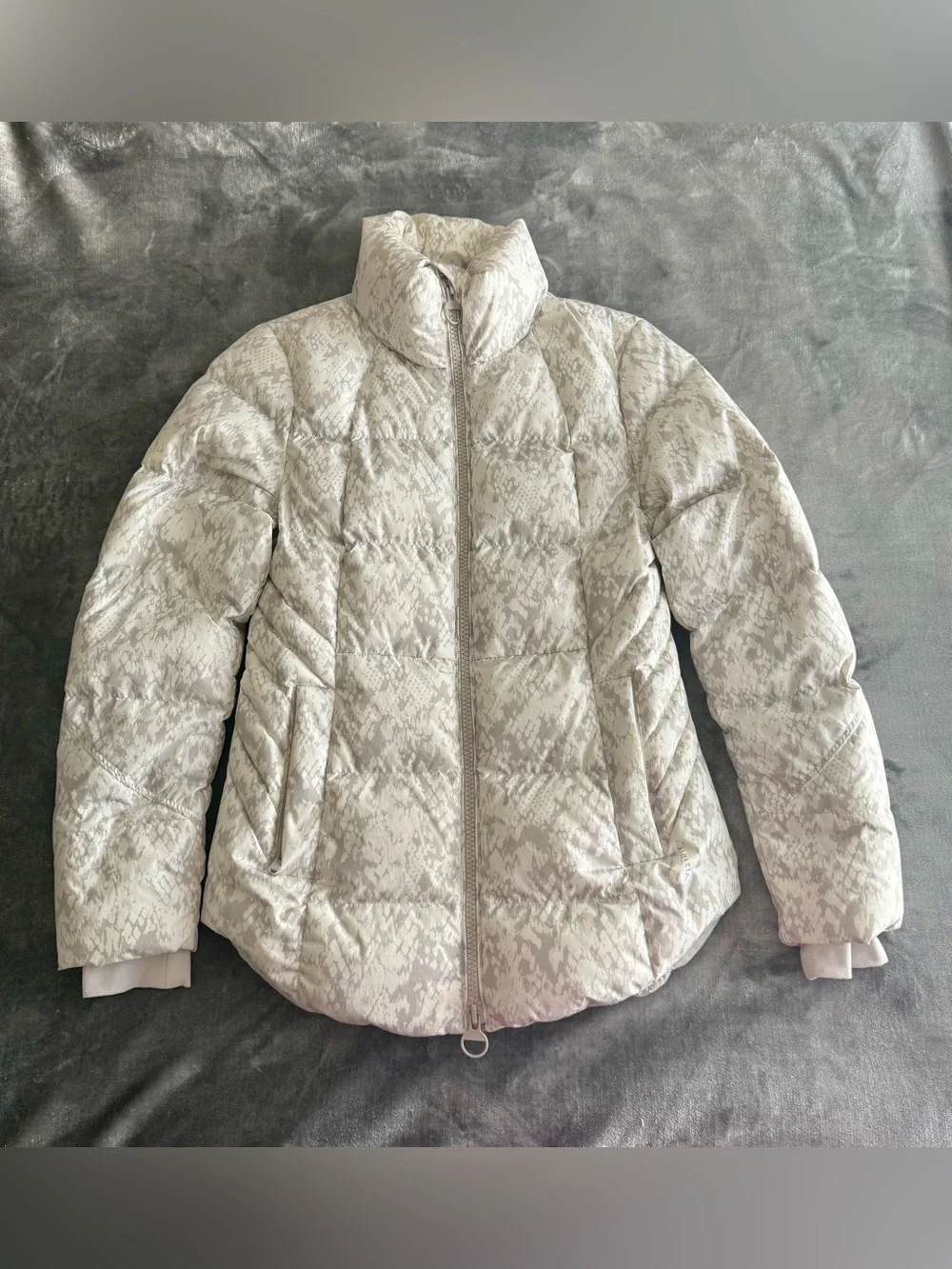 Athleta Downtown Printed Jacket Womens S Cream Grey  Puffer Coat Cozy Winter EUC
